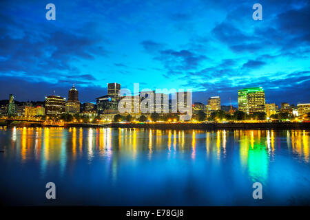 Die Innenstadt von Portland, Oregon Stadtbild bei Nacht Stockfoto