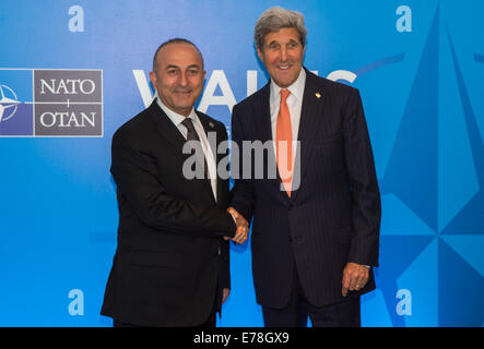 Secretary Kerry schüttelt Hände mit neuen türkischen Außenminister Cavusoglu vor dem NATO-Gipfel in Wales US Secretary Of State Joh Stockfoto