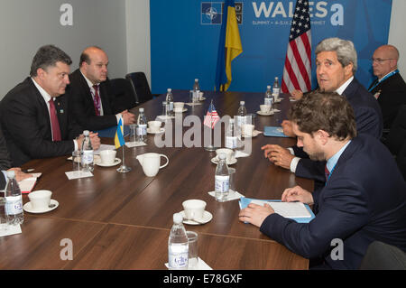 Secretary Kerry Adressen Reporter bei Treffen mit dem ukrainischen Präsidenten Poroschenko beim NATO-Gipfel in Wales US-Außenministerin Stockfoto