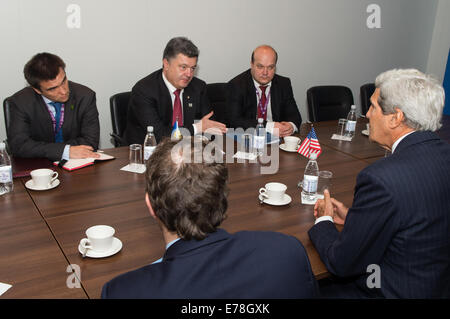 Der ukrainische Präsident Poroschenko Adressen Reporter bei Treffen mit Außenminister Kerry am NATO-Gipfel in Wales ukrainischen präsidieren Stockfoto