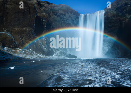 ein Regenbogen am Skógafoss, Süden Islands Stockfoto