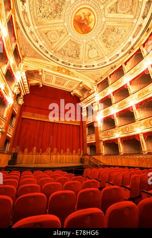 Innere des Noto Theater (Teatro Comunale Vittorio Emanuele) in Piazza XVI. Maggio, Noto, Sizilien, Italien, Südeuropa Stockfoto