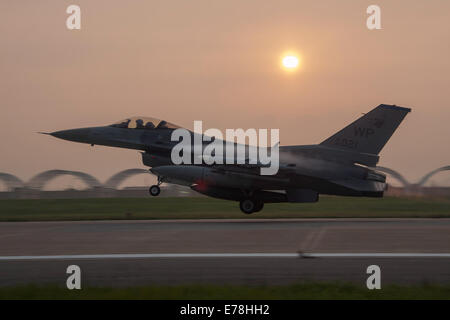 Ein US-Air Force f-16 Fighting Falcon, die von Kunsan Air Base, Südkorea, 12. August 2014, Abflug zur Teilnahme an Übung rote Fahne-Alaska 14-3. Rote Fahne-Alaska ist eine Reihe von Pacific Air Forces unter der Regie von Kommandant Feld Trainingsübungen für USA Stockfoto