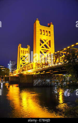 Golden Gates Zugbrücke in Sacramento in der Nachtzeit Stockfoto