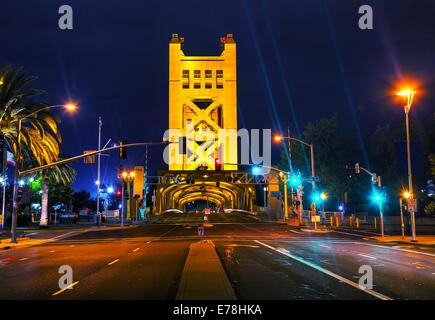 Golden Gates Zugbrücke in Sacramento in der Nachtzeit Stockfoto
