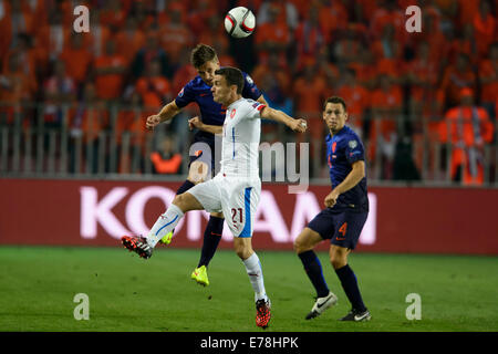 Prag, Tschechische Republik. 9. September 2014. Von links: Joel Veltman Niederlande, David Lafata der Tschechischen Republik und Stefan de Vrij Niederlande Tschechien Vs Niederlande Qualifikationsspiel für die Fußball Europameisterschaft, Prag, Tschechische Republik, 9. September 2014 abgebildet. Bildnachweis: CTK/Alamy Live-Nachrichten Stockfoto