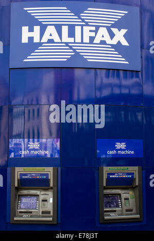 Halifax Building Society Geldautomat in Sheffield, Großbritannien Stockfoto