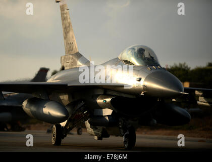 Ein US-Air Force f-16 Fighting Falcon Luftfahrzeugführer taxis an der Flightline in der Bucht von Souda, Griechenland, 18. August 2014, während einer Fortbildungsveranstaltung zwischen Griechenland und den Vereinigten Staaten. Das Training inklusive 22 Flugzeug startet einen Tag. Europa-basierten US Air Force Stockfoto