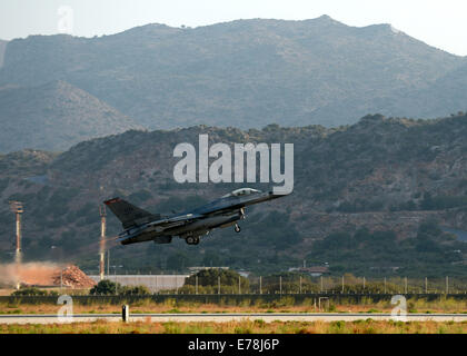 US Air Force f-16 Fighting Falcon Flugzeug Pilot startet seine Jet in der Bucht von Souda, Griechenland, 18. August 2014, während einer Fortbildungsveranstaltung zwischen Griechenland und den Vereinigten Staaten. Das Training inklusive 22 Flugzeug startet einen Tag. Europa-basierten U.S. Air Force Flugzeuge Stockfoto