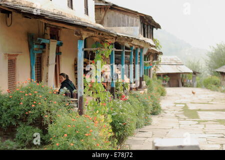 GHANDRUK, NEPAL - Oktober 10: Nepalesische junge Frau einen Webstuhl benutzt, um am 10. Oktober 2012 in Ghandruk Gurung Stil Teppich zu weben Stockfoto