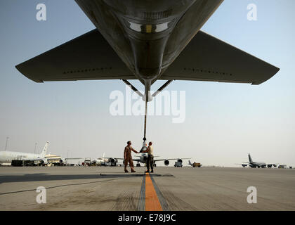 US Air Force Captain Ryan Christie, ein Befehlshaber mit 340. Expeditionary Air Refueling Squadron und ein Crewchef wi Stockfoto