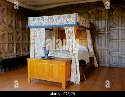 Schlafzimmer im Oakwell Hall, Birstall, West Yorkshire, England UK Stockfoto