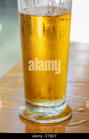beschlagen von Glas kaltes Getränk, Nahaufnahme Stockfoto
