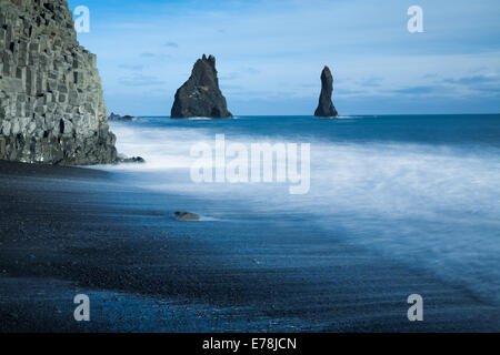 Reynisdrangar Basalt-Meer-Stacks und die Reynisfjara schwarzen Sandstrand in der Nähe des Dorfes Vík Í Mýrdal, Süden Islands Stockfoto