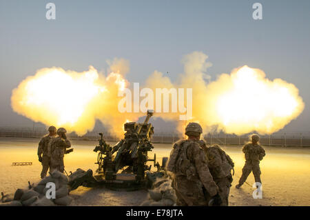 US-Soldaten mit Alpha-Batterie, 4th Infantry Brigade Combat Team, 77. Feldartillerie-Regiment, 2. Bataillon, 4. US-Infanteriedivision Feuer Artillerie Runde aus einem M777A2 Haubitze 22. August 2014, Kandahar airfield, Afghanistan. Soldaten mit der uni Stockfoto