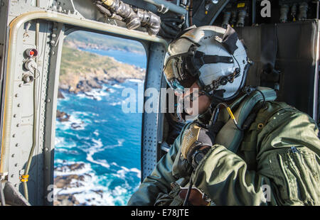 Ein US-Marine fliegt in einem CH-46E Sea Knight Hubschrauber befestigt, Marine Medium Helicopter Squadron (HMM) 364 während der Partnerschaft von Nord-und Südamerika 2014 entlang der Küste von Chile 21. August 2014. Partnerschaft von Amerika ist eine jährliche Marine kombiniert und Amphi Stockfoto