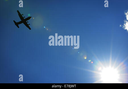 Eine US Luftwaffe C-130J Super Hercules, das Flugzeug über die Fluglinie während einer unbebauten fliegt landing Zone Ausbildungsmission in Powidz Air Base, Polen, 25. August 2014. Die Mission war Teil der Polen Off-Station Training Bereitstellung, eine 2-Monats-Luft-Expe Stockfoto