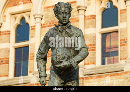 Statue von William Webb Ellis von Bildhauer Graham Ibbeson genommen am frühen Abend außerhalb der Rugby-Schule Stockfoto