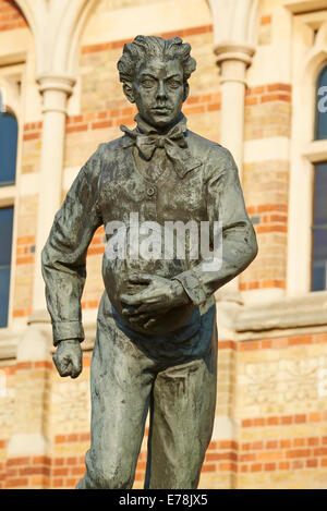 Statue von William Webb Ellis von Bildhauer Graham Ibbeson genommen am frühen Abend außerhalb der Rugby-Schule Stockfoto