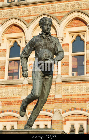 Statue von William Webb Ellis von Bildhauer Graham Ibbeson genommen am frühen Abend außerhalb der Rugby-Schule Stockfoto