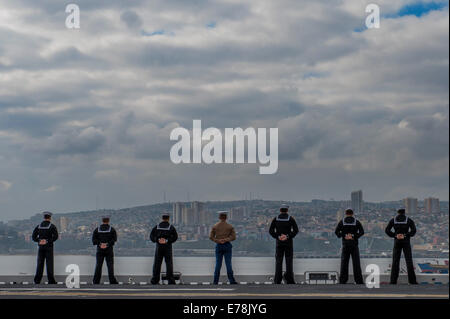 US-Matrosen und Marinesoldaten Mann die Schienen als die amphibischen Angriff Schiff USS America (LHA 6) Valparaiso, Chile, 27. August 2014 geht. Die Amerika eingeschifft auf einer Mission zur Durchführung der Ausbildung Engagements mit Partnerstaaten in ganz Amerika vor Bericht Stockfoto