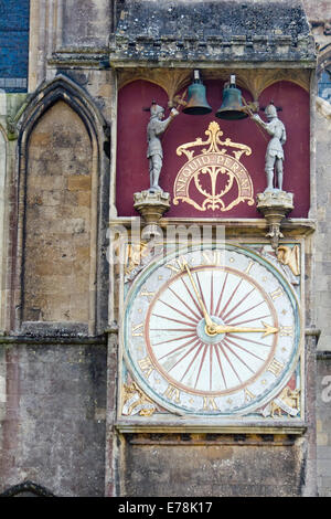 Uhr auf einer Wand in der Wells Cathedral in Somerset, Großbritannien Stockfoto