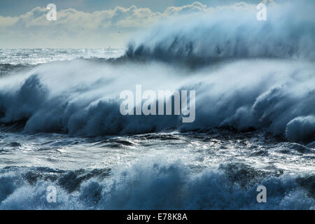 Wellen brechen sich am Renisfjara Strand, Süden Islands Stockfoto