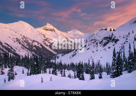 Bunte Winter Sonnenuntergang über Marriott Becken, Coast Mountains in British Columbia Kanada Stockfoto