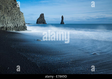 Reynisdrangar Basalt-Meer-Stacks und die Reynisfjara schwarzen Sandstrand in der Nähe des Dorfes Vík Í Mýrdal, Süden Islands Stockfoto