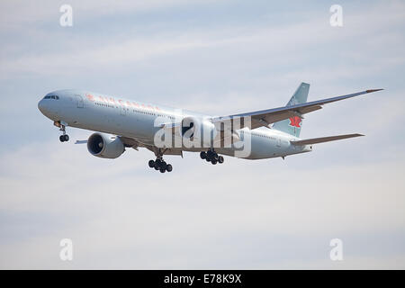 Air Canada Boeing 777 C-FRAM ins Land kommen am Flughafen London-Heathrow LHR Stockfoto