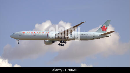 Air Canada Boeing 777 C-FRAM ins Land kommen am Flughafen London-Heathrow LHR Stockfoto