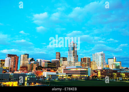 Die Innenstadt von Denver, Colorado bei Nacht Stockfoto