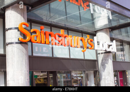 Kleiner Supermarkt Sainsbury auf Arundel Gate in Sheffield South Yorkshire UK Stockfoto