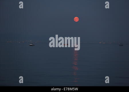 Swansea, Großbritannien. 9. September 2014.  Im Bild: Der Super Mond, bekannt als Perigäum über Swansea Bay aufgeht, wie gesehen von Mumbles, Süd-Wales, Vereinigtes Königreich. Bildnachweis: D Legakis/Alamy Live-Nachrichten Stockfoto