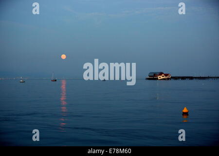 Swansea, Großbritannien. 9. September 2014.  Im Bild: Der Super Mond, bekannt als Perigäum über Swansea Bay aufgeht, wie gesehen von Mumbles, Süd-Wales, Vereinigtes Königreich. Bildnachweis: D Legakis/Alamy Live-Nachrichten Stockfoto