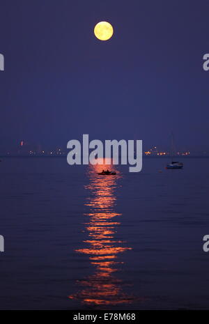 Swansea, Großbritannien. 9. September 2014.  Im Bild: Der Super Mond, bekannt als Perigäum über Swansea Bay aufgeht, wie gesehen von Mumbles, Süd-Wales, Vereinigtes Königreich. Bildnachweis: D Legakis/Alamy Live-Nachrichten Stockfoto