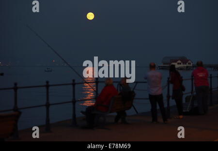 Swansea, Großbritannien. 9. September 2014.  Im Bild: Der Super Mond, bekannt als Perigäum über Swansea Bay aufgeht, wie gesehen von Mumbles, Süd-Wales, Vereinigtes Königreich. Bildnachweis: D Legakis/Alamy Live-Nachrichten Stockfoto