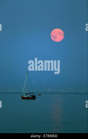 Swansea, Großbritannien. 9. September 2014.  Im Bild: Der Super Mond, bekannt als Perigäum über Swansea Bay aufgeht, wie gesehen von Mumbles, Süd-Wales, Vereinigtes Königreich. Bildnachweis: D Legakis/Alamy Live-Nachrichten Stockfoto