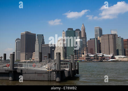 FÄHRHAFEN, BROOKLYN, NEW YORK, USA - 29 Juli: Ansicht von Manhattan vom Fährhafen in Brooklyn, New York, 29. Juli 2013 Stockfoto