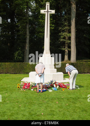 älteres Ehepaar zahlen Hinsicht an der Gedenkstätte Kreuz des Krieges Friedhof Oosterbeek für die Gefallenen der Schlacht von Arnheim Stockfoto