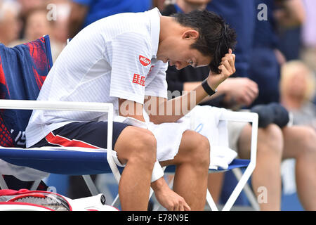 Flushing Meadows, New York, USA. 08. Sep, 2014. Kei Nishikori Japans sieht niedergeschlagen nach verlieren die die Männer Singles Meistertitel, Marin Cilic bei den US Open, Billie Jean King National Tennis Center, Flushing Meadow, NY. Cilic gewann in geraden setzt 6-3, 6-3 und 6-3. © Aktion Plus Sport/Alamy Live-Nachrichten Stockfoto