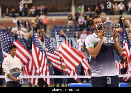 Flushing Meadows, New York, USA. 08. Sep, 2014. Marin Cilic Kroatien posiert mit Trophäe nach dem Sieg über Kei Nishikori Japans und die Männer Singles Titel bei den US Open, Billie Jean King National Tennis Center, Flushing Meadow, NY. Cilic gewann in geraden setzt 6-3, 6-3 und 6-3. © Aktion Plus Sport/Alamy Live-Nachrichten Stockfoto