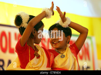 Mädchen führen einen traditionellen indischen Tanz auf einer Pre-school Party in Bodhgaya, Indien Stockfoto