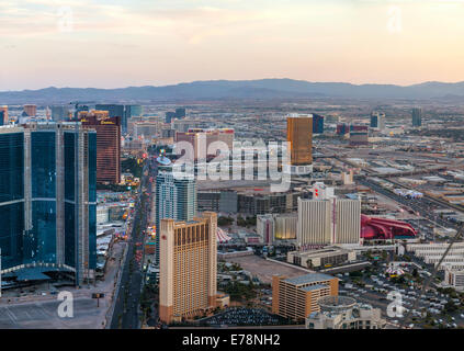 LAS VEGAS - April 20: Übersicht über die Innenstadt von Las Vegas am Abend am 20. April 2014 in Las Vegas. Es ist die bevölkerungsreichste Stadt Stockfoto