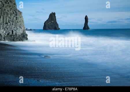 Reynisdrangar Basalt-Meer-Stacks und die Reynisfjara schwarzen Sandstrand in der Nähe des Dorfes Vík Í Mýrdal, Süden Islands Stockfoto