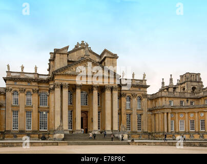 Vorderansicht der Blenheim Palace, immense UNESCO Erbe aufgeführten englischen 18. Jahrhundert Herrenhaus im gotischen Stil unter blauem Himmel Stockfoto