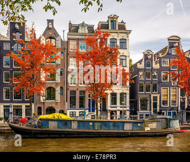 Gebäude am Kanal in Amsterdam Stockfoto