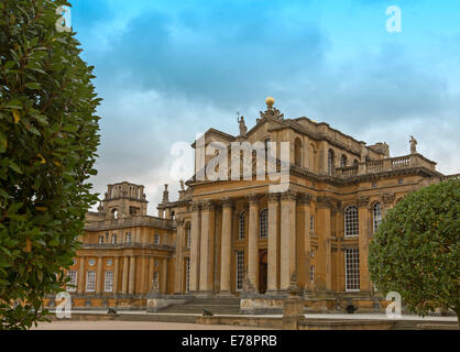 Vorderansicht des Blenheim Palace, immense UNESCO Erbe aufgeführten englischen 18. Jahrhundert Herrenhaus im Stil der Gotik, unter blauem Himmel Stockfoto