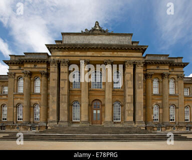 Vorderansicht der Blenheim Palace, immense UNESCO Erbe aufgeführten englischen 18. Jahrhundert Herrenhaus im gotischen Stil unter blauem Himmel Stockfoto