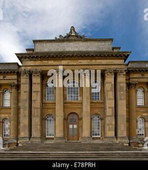 Eingang zum Blenheim Palace, immense UNESCO Erbe aufgeführten englischen 18. Jahrhundert Herrenhaus im gotischen Stil unter blauem Himmel Stockfoto